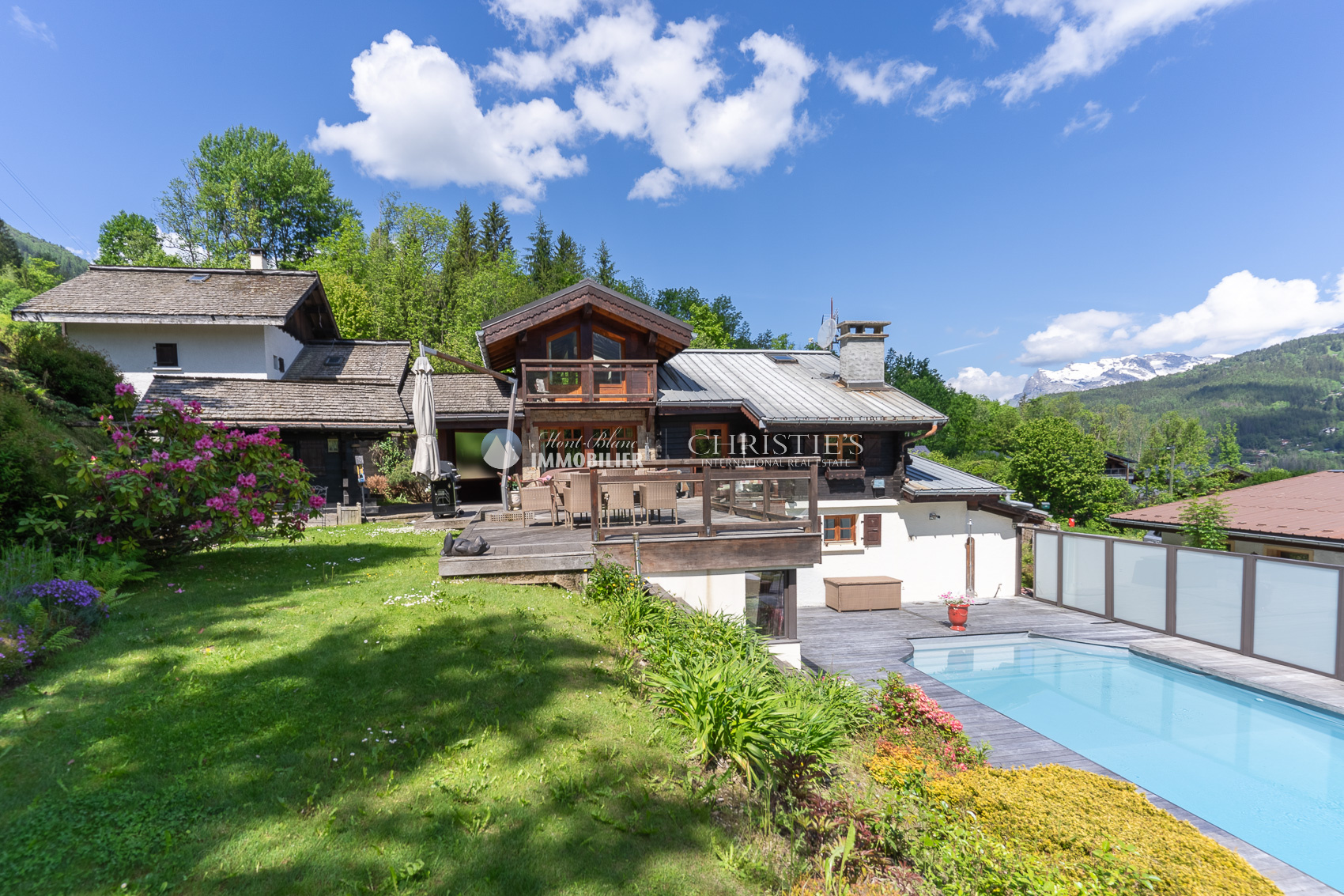 Charming chalet with heated outdoor swimming pool Accommodation in Les Houches