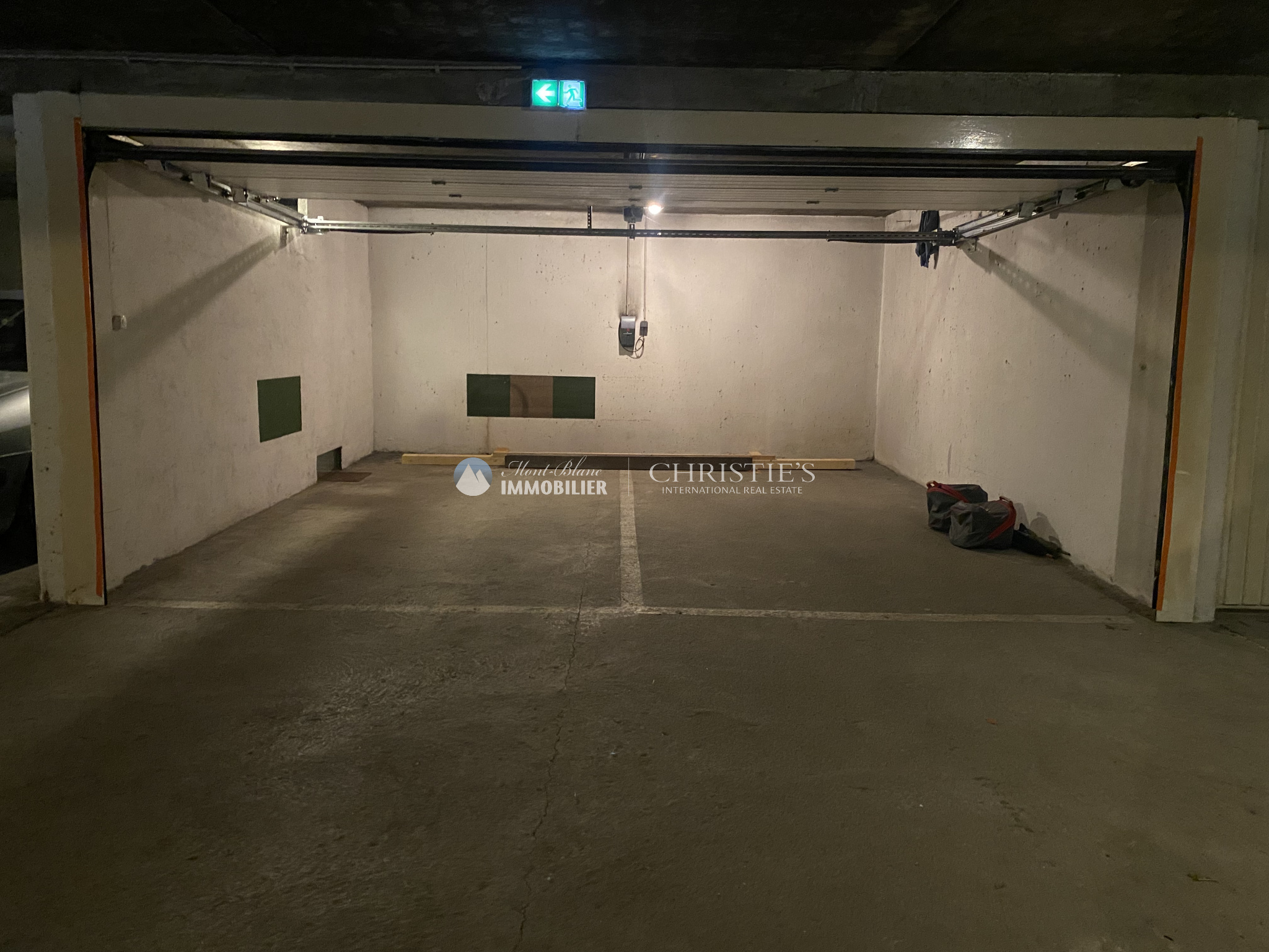 Photo of Garage Double dans une résidence fermée