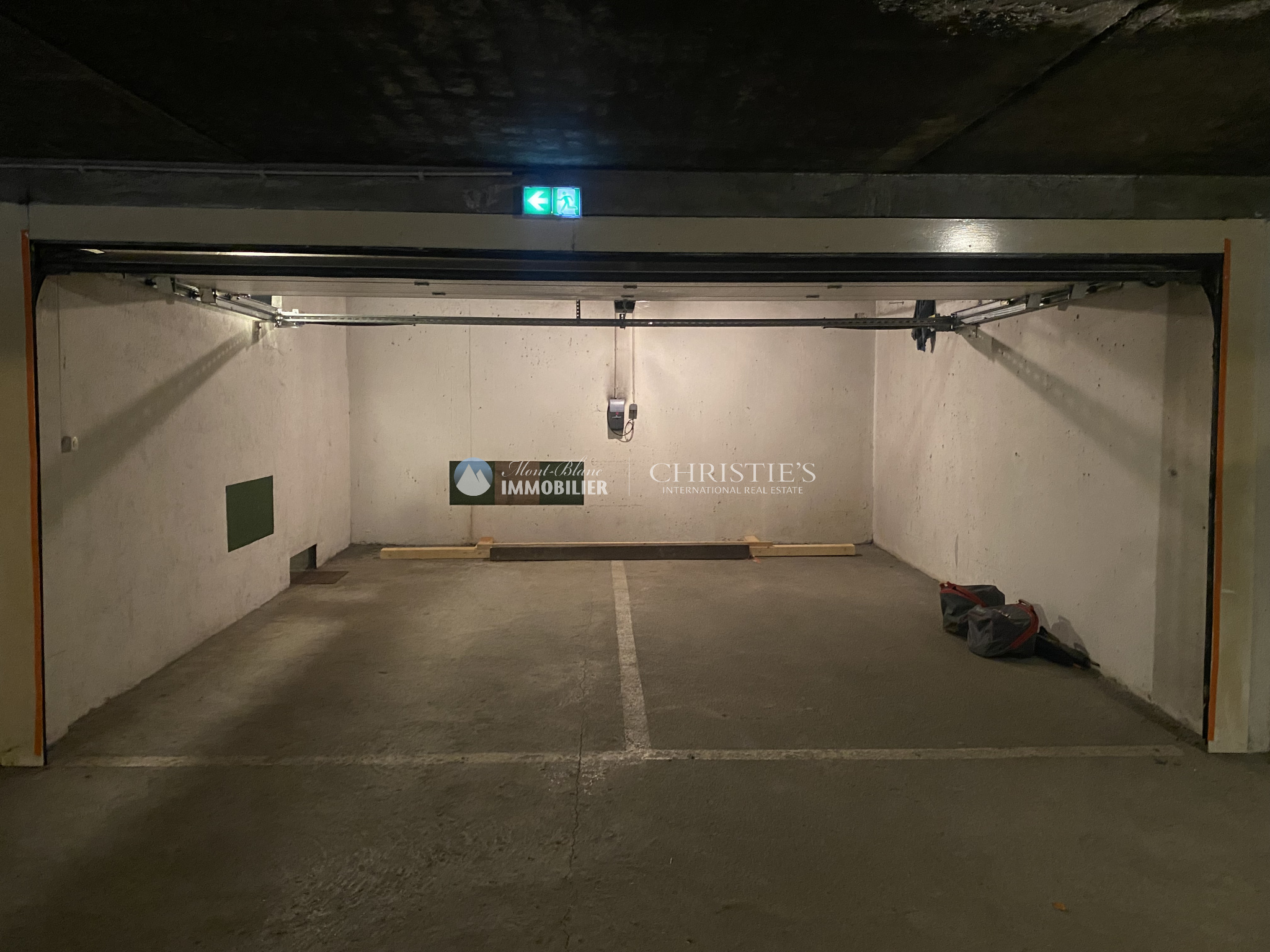 Photo of Garage Double dans une résidence fermée