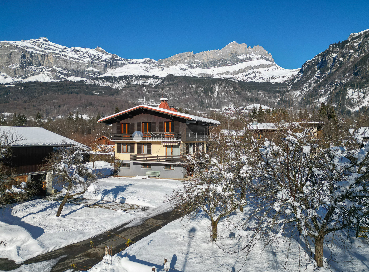 Maison de village sur trois niveaux à rénover aux Houches Le Lac Accommodation in Les Houches