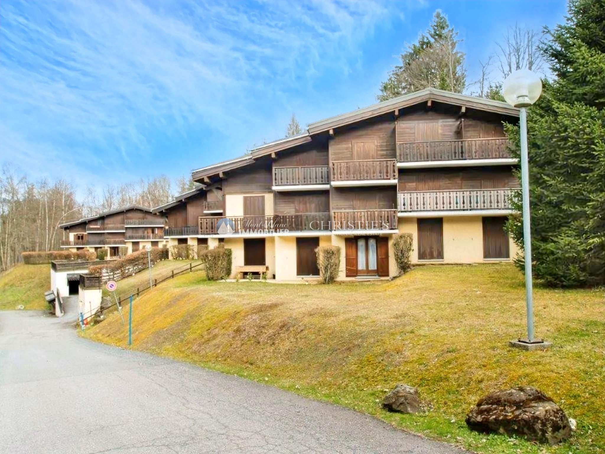 Photo of À Demi-Quartier, à quelques minutes de l'accès aux pistes de Megève superbe appartement T2-bis à vendre