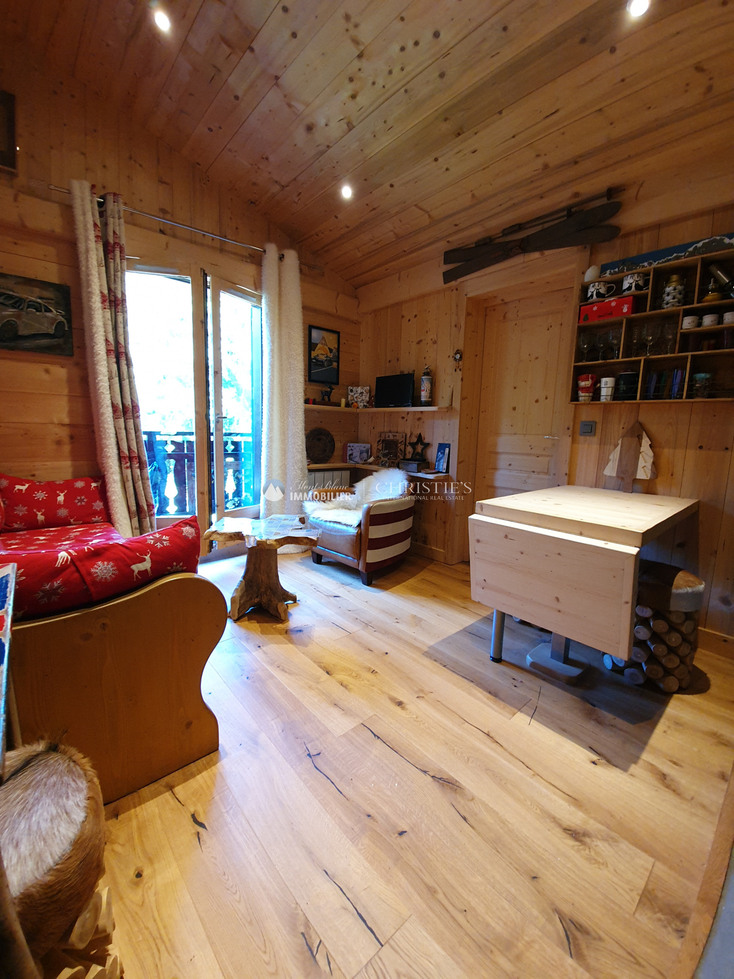 Photo of À Demi-Quartier, à quelques minutes de l'accès aux pistes de Megève superbe appartement T2-bis à vendre